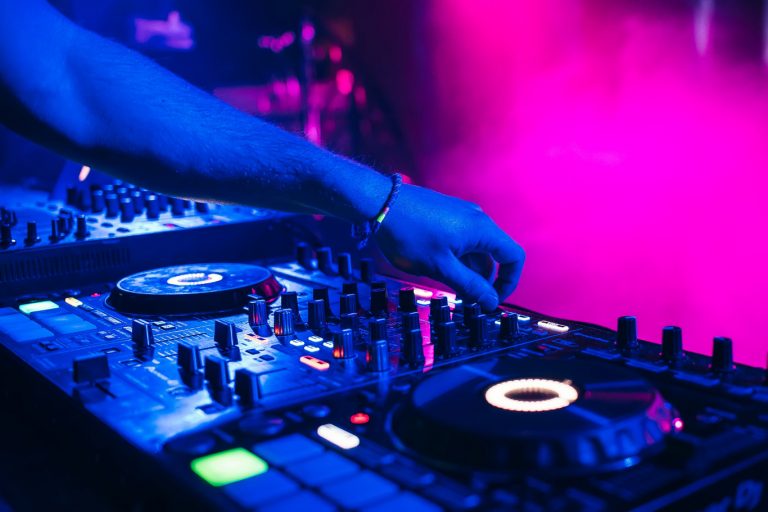 djs online 18 6 768x512