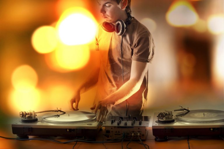 djs online 19 6 768x512